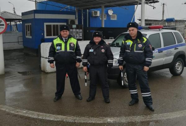 Полицейские оказали помощь водителю легковушки на Ставрополье